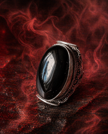 Hõbesõrmus kaitsva oonüksiga.