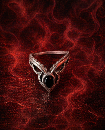 Hõbesõrmus kaitsva oonüksiga.