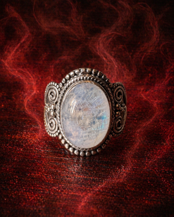 Hõbesõrmus naiseliku Kuukiviga.